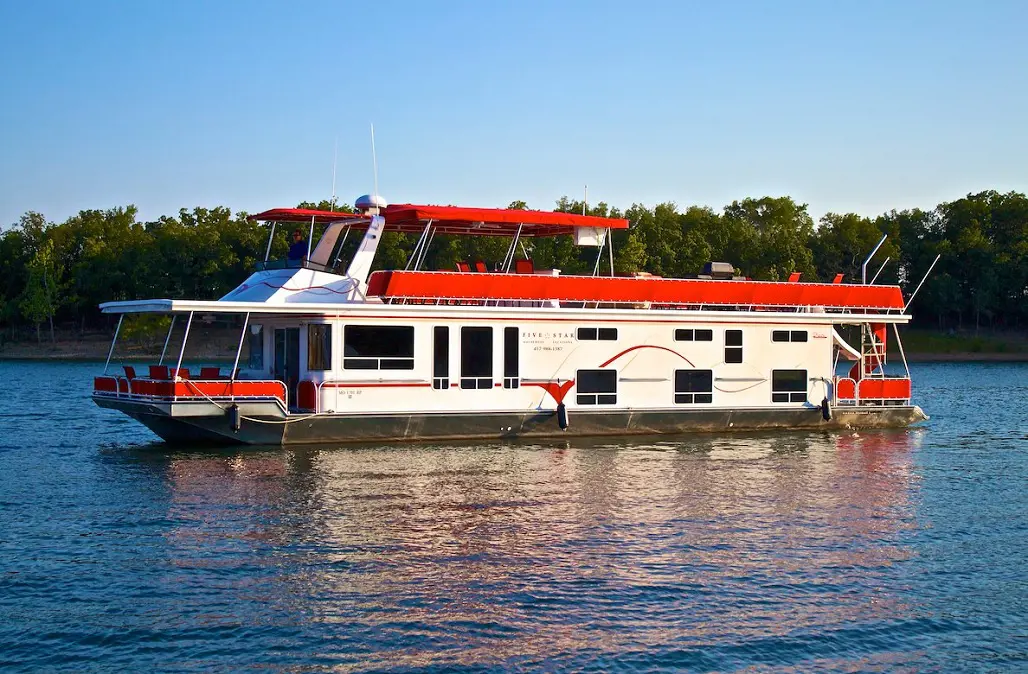 Five Star houseboat rentals are one of the luxurious ones in the lake.