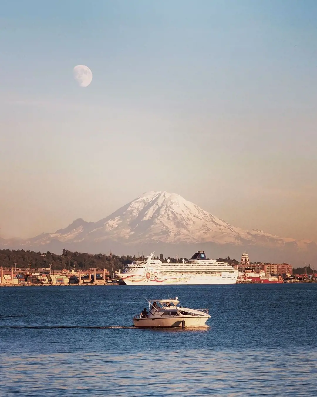 Iconic view of Mount Rainer in Seattle's landscape.