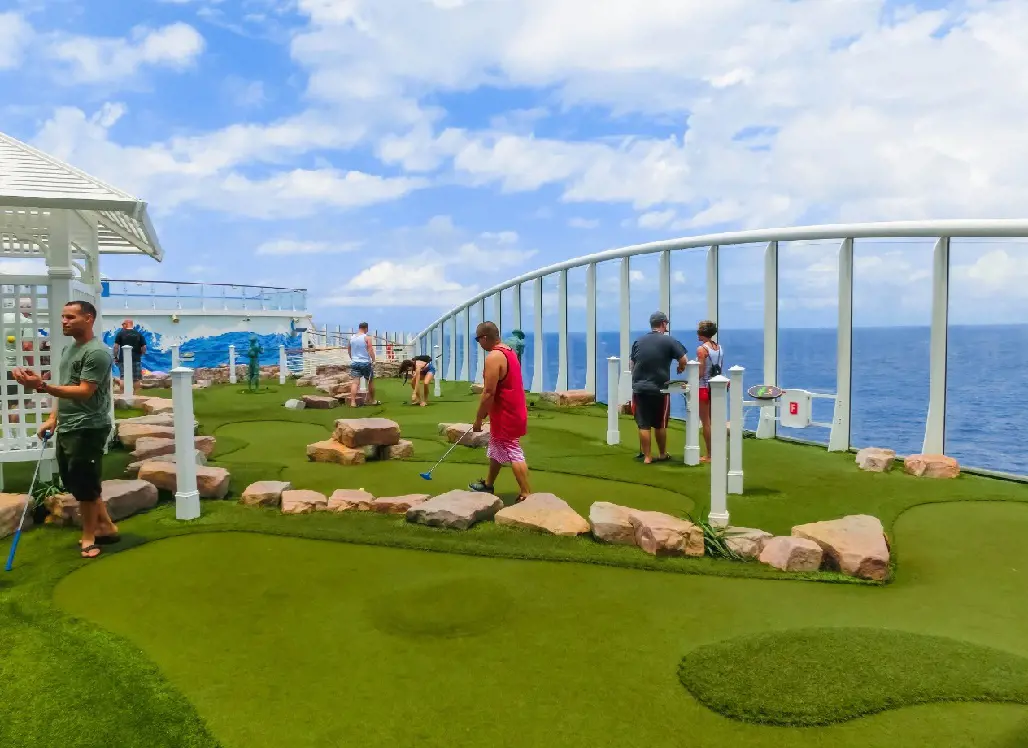 Playing mini golf in the cruise ship is the best way to enjoy while sailing.
