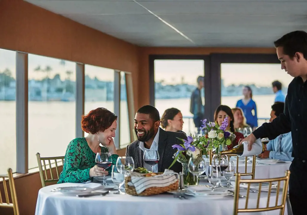 The holiday becomes special in this dinner cruise.