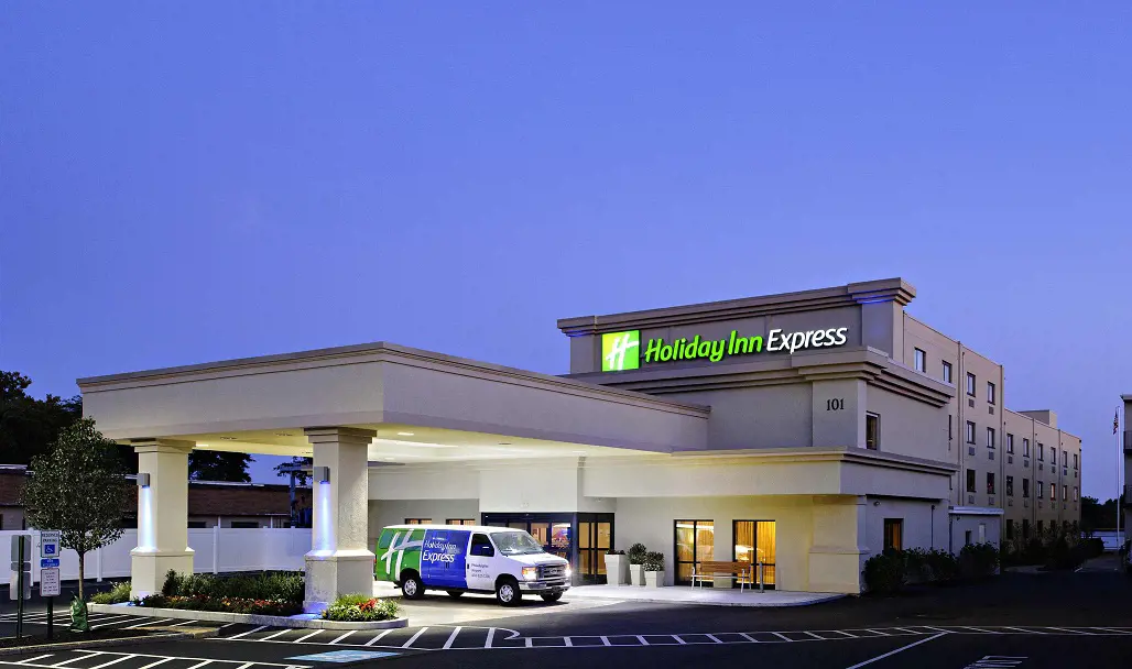 Holiday Inn Express has unpaid port transportation and wide parking area.